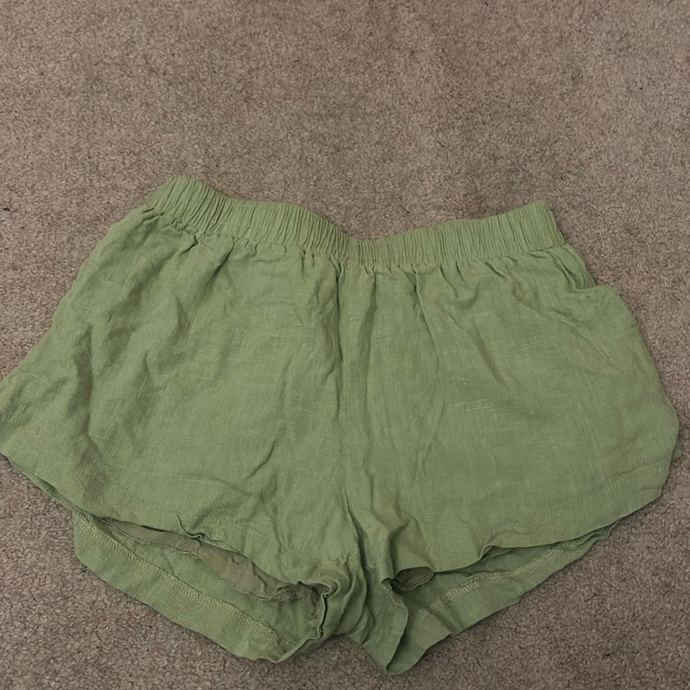 princess polly green beachy shorts size 6 (could fit size 4)